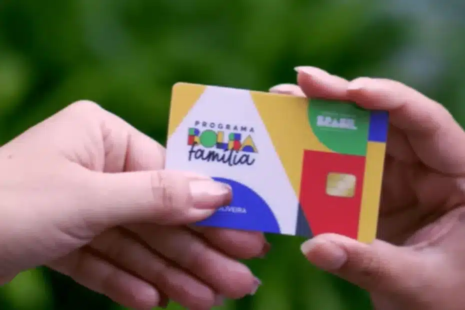 Mulher consulta informações do Bolsa Família no celular, preocupada com o bloqueio do benefício.