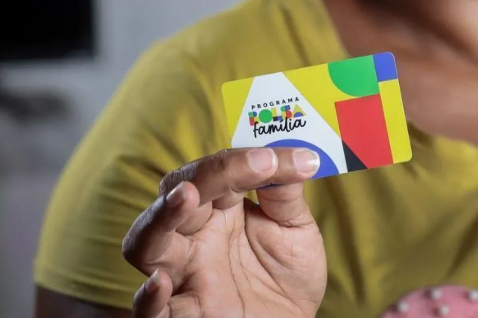 Mulher consultando o saldo do Bolsa Família no aplicativo Caixa Tem em seu celular