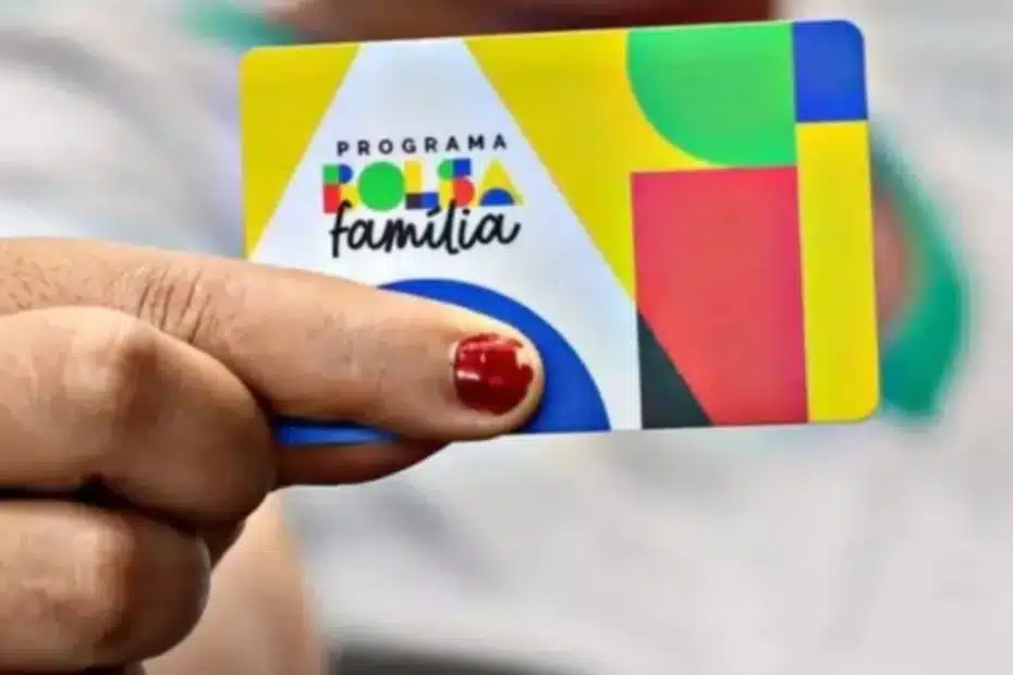 Pessoa segurando carteira de trabalho e olhando aplicativo do Bolsa Família, simbolizando a manutenção do benefício com emprego formal.
