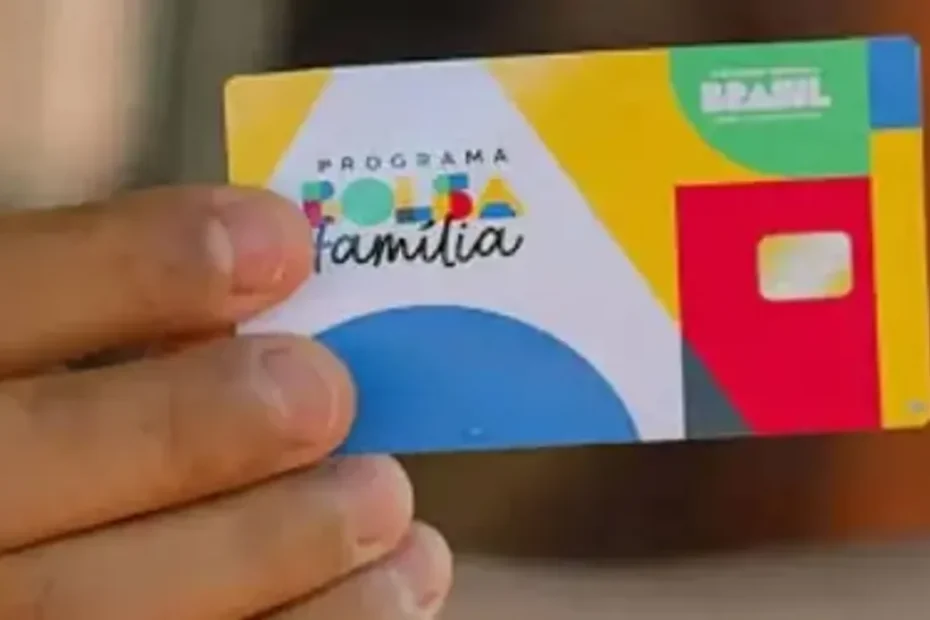 Família feliz acessando o aplicativo CAIXA Tem para verificar o pagamento do Bolsa Família