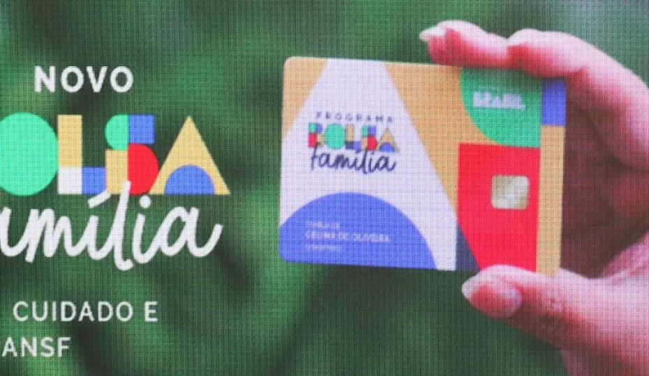 Cartão do programa Bolsa Família em destaque