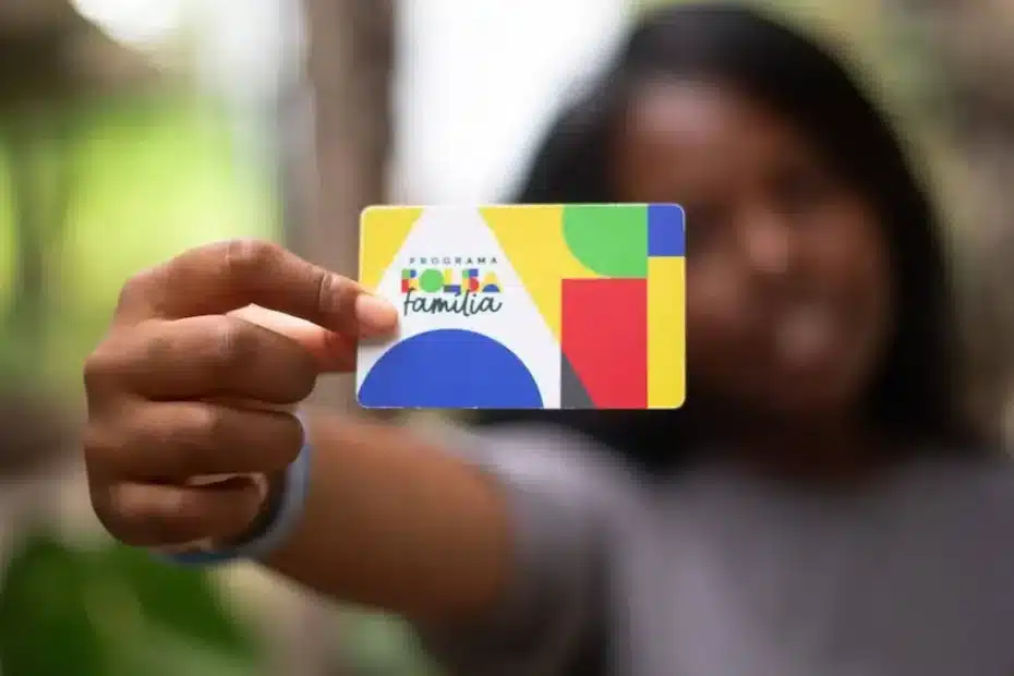 Mulher preocupada olhando notícia falsa sobre pagamento do Bolsa Família no celular
