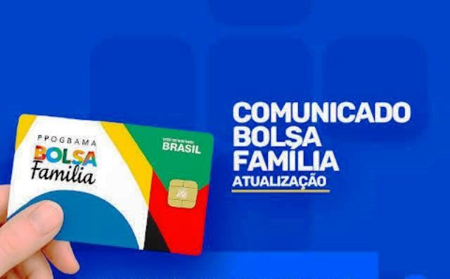 Mãe com filho em balcão do CadÚnico para atualização de dados do Bolsa Família em Vazante