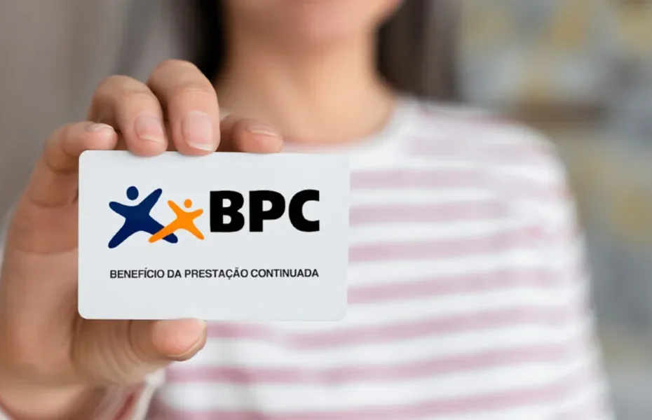 Família de baixa renda analisando documentos sobre benefícios sociais como BPC e Bolsa Família.