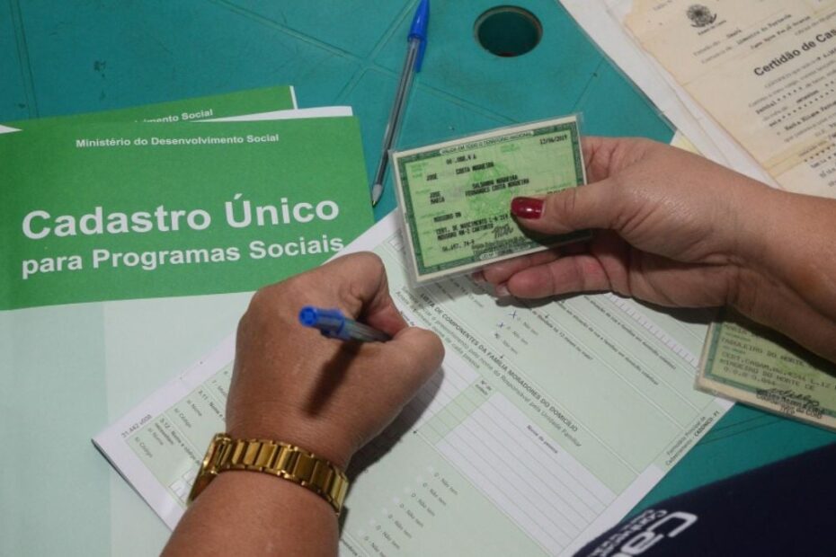 Pessoa consultando informações do INSS no aplicativo Meu INSS para evitar a suspensão do BPC.