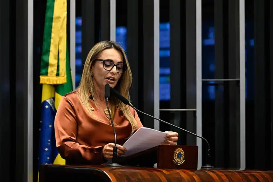 Pessoa idosa ou com deficiência revisando documentos, simbolizando a segurança do benefício BPC.