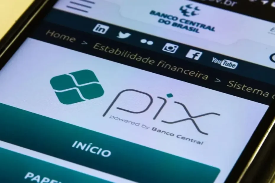 Mãos segurando um smartphone com tela de confirmação de transação Pix, simbolizando a movimentação financeira e pagamentos digitais no Brasil.
