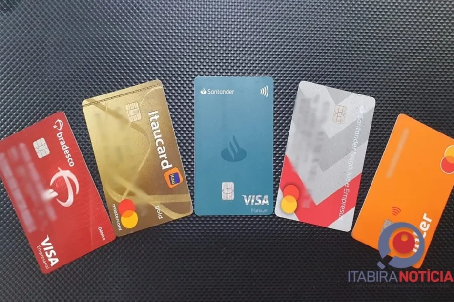 Pessoa usando cartão de crédito para gerenciar despesas diárias