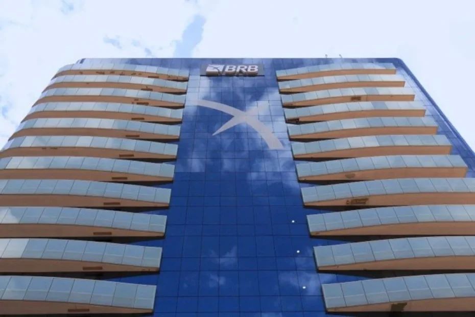 Executivos em um banco, apertando as mãos sobre documentos financeiros.