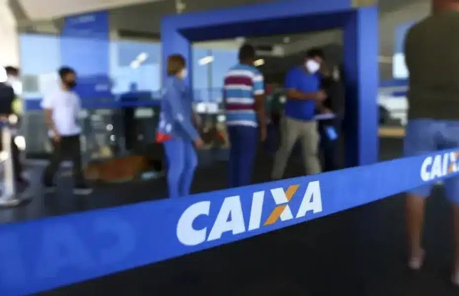 Cartões de crédito da Caixa Econômica Federal sobre uma mesa de escritório