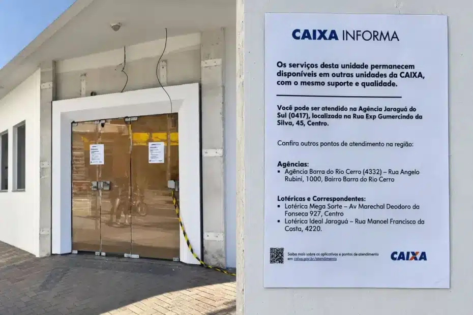 Fachada da agência Atiradores da Caixa Econômica Federal em Jaraguá do Sul com aviso de encerramento das atividades