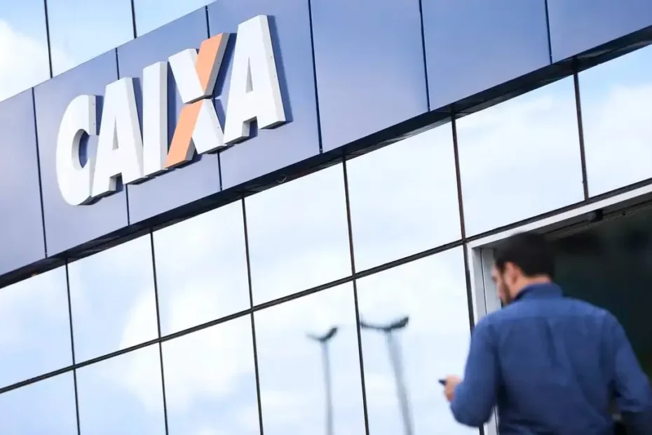 Família brasileira feliz em frente à sua nova casa, símbolo do financiamento da Caixa Econômica Federal