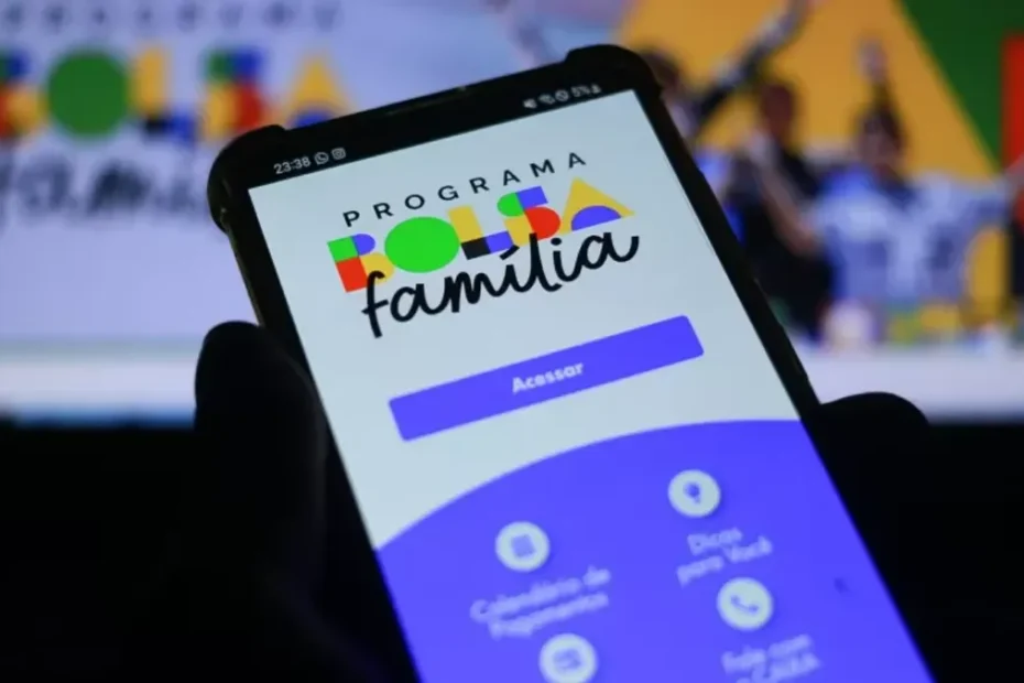 Cartão do programa Bolsa Família sendo segurado por beneficiário