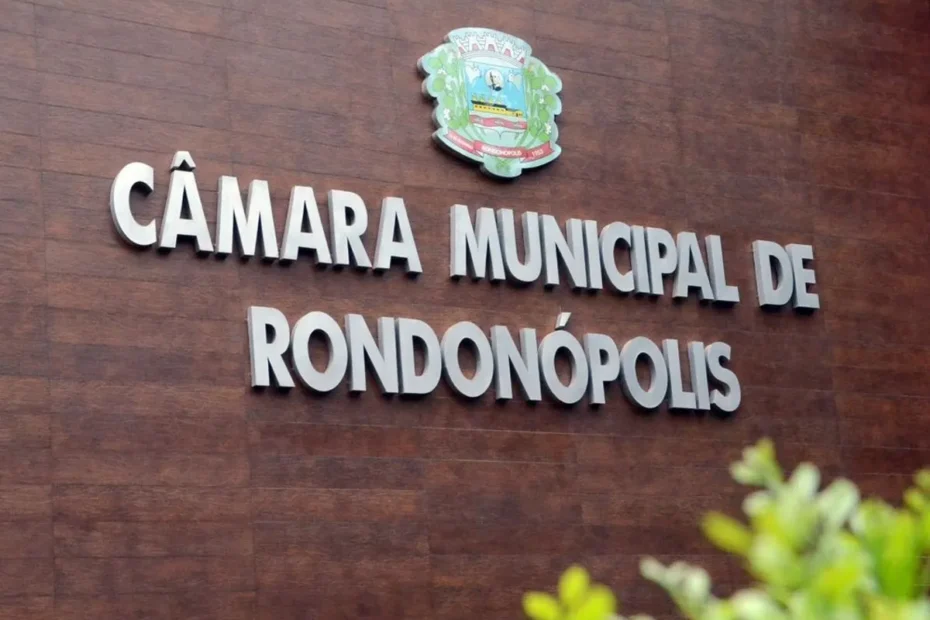Mão assinando documento oficial com logo da Caixa em Rondonópolis