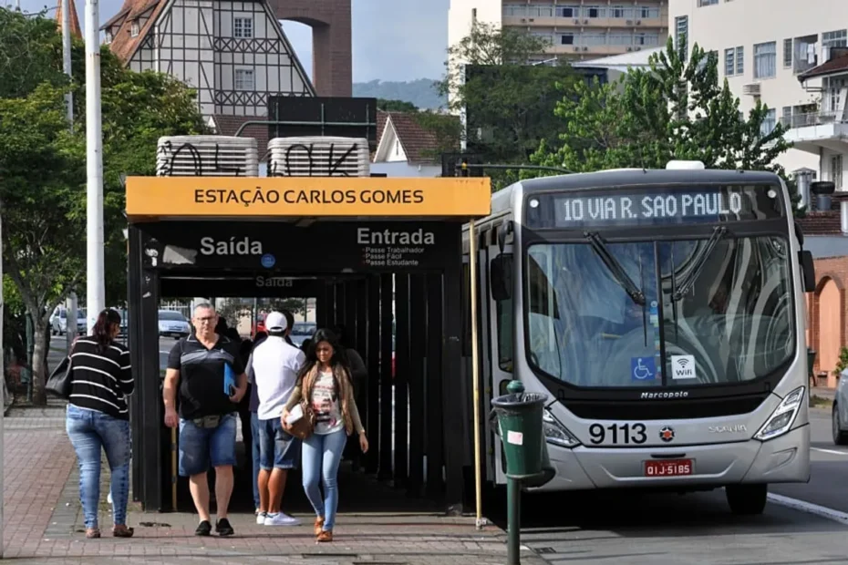 Ônibus urbano em movimento com passageiros e cenário de cidade, simbolizando as mudanças no financiamento do transporte público.