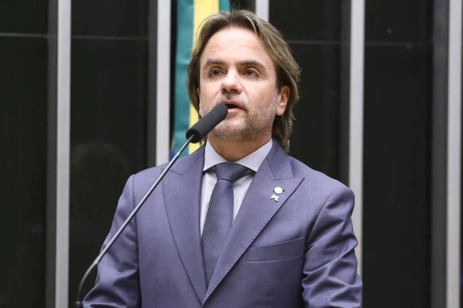 Agentes da Polícia Federal investigam documentos relacionados a fraudes e chantagem envolvendo pagamentos no caso INSS.