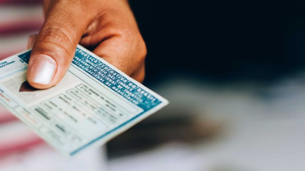 Pessoas preenchendo formulário online para o programa CNH Social da Prefeitura do Recife