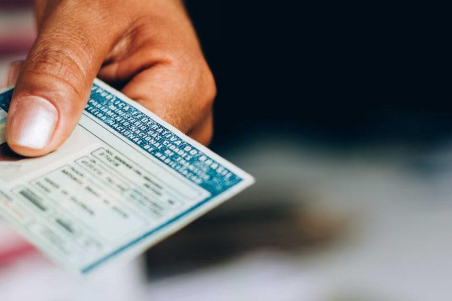 Pessoas preenchendo formulário online para o programa CNH Social da Prefeitura do Recife