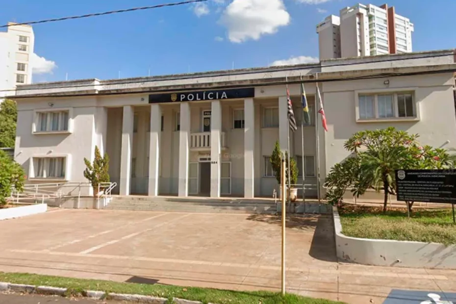 Aposentado preocupado com extrato de cartão de crédito e dívida alta causada por estelionato.