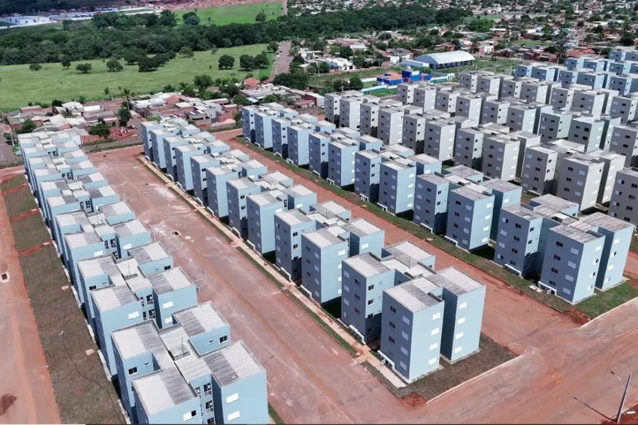 Família atualizando o CadÚnico em balcão de atendimento do CRAS em Rondonópolis