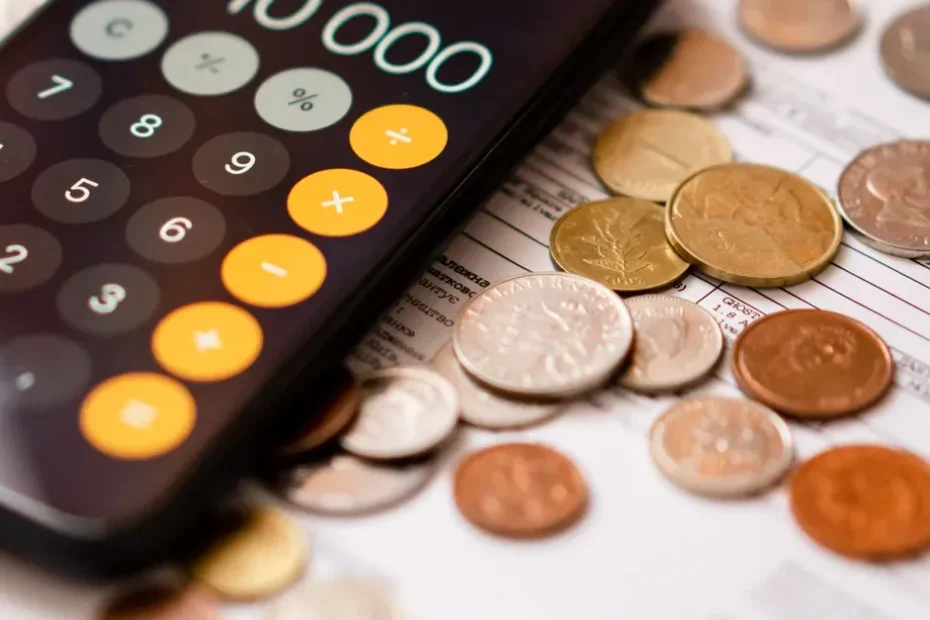 Pessoa usando o aplicativo Serasa para negociar dívidas e limpar o nome, com um semblante de alívio.
