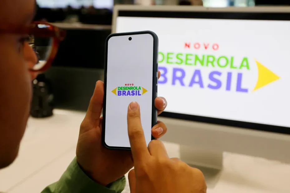 Pessoa olhando o celular para negociar dívidas no programa Desenrola 2.0