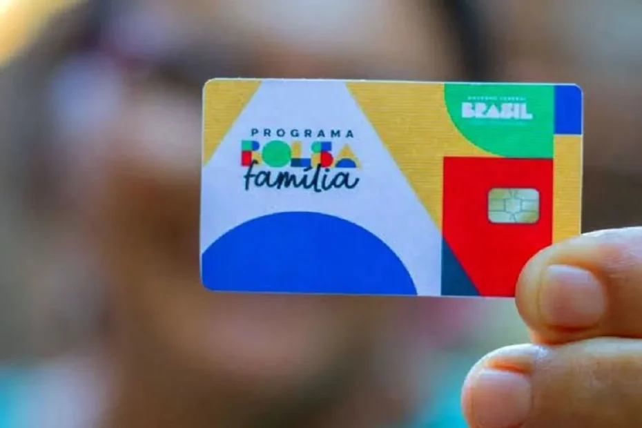 Mãe e filhos sorriem enquanto veem o pagamento do Bolsa Família pelo aplicativo Caixa Tem no celular