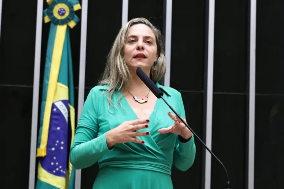 Mulher sorrindo com seu filho, simbolizando o benefício adicional de aposentadoria para mães