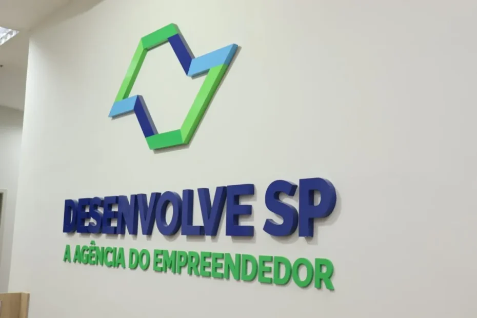 Empreendedores consultam informações financeiras sobre investimentos em São Paulo
