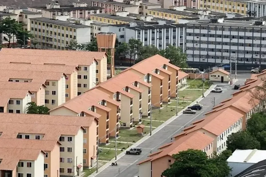 Família brasileira celebra a conquista da casa própria com as chaves, financiada pela Caixa e Minha Casa, Minha Vida.