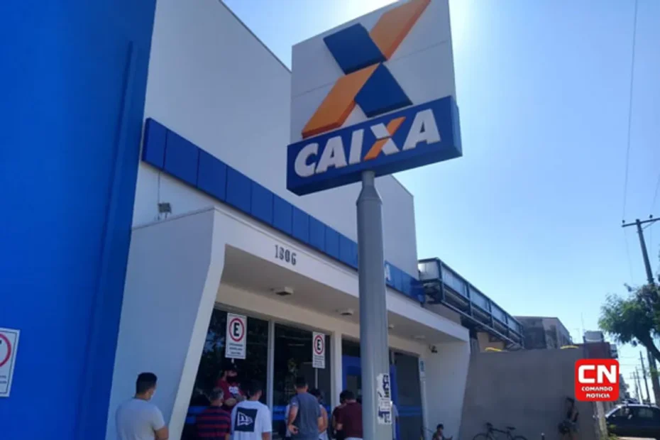 Pessoa consultando o saldo do Abono Salarial no aplicativo CAIXA Tem pelo celular