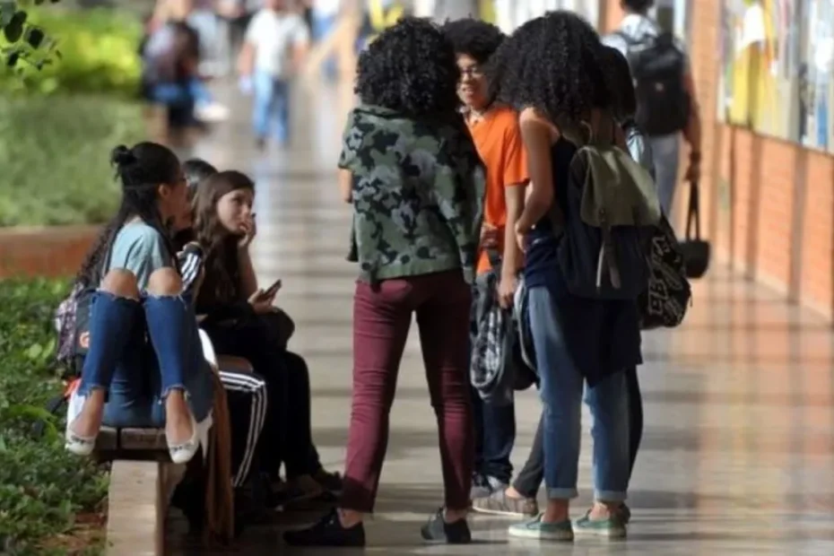 Jovem estudante brasileiro consultando resultado do Fies 2026 em tela de computador