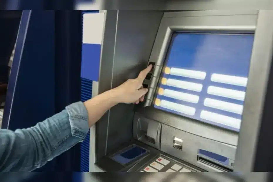 Mão usando aplicativo de banco para acessar linha de crédito Move Brasil para motos e bicicletas