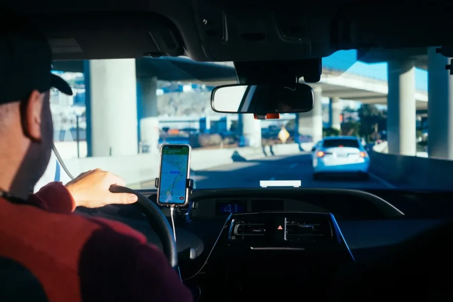 Motorista de aplicativo sorrindo ao lado de um carro seminovo, simbolizando o novo financiamento