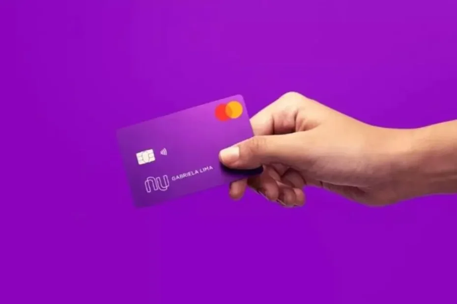 Fachada de prédio moderno no México com logo do Nubank e elementos de expansão digital