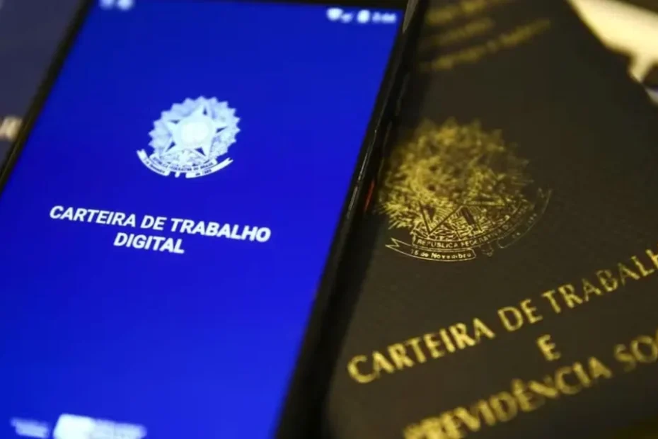 Mão segurando smartphone com aplicativo de consulta PIS/Pasep, com trabalhadores ao fundo.