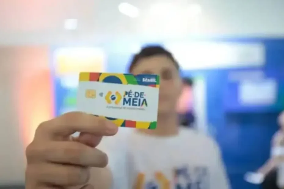 Estudante de ensino médio verifica o pagamento do Pé-de-Meia no aplicativo Caixa Tem em seu celular.