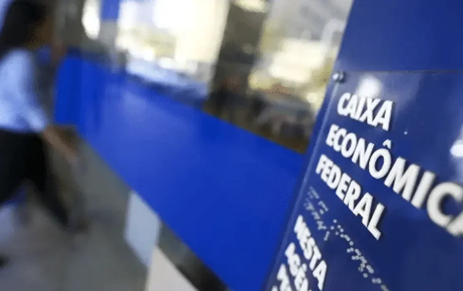 Pessoa consultando o calendário de pagamento do PIS/Pasep 2026 no celular