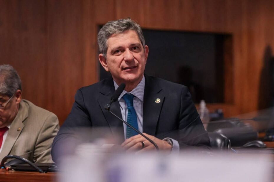 Pessoa com documentos de dívidas e calculadora, representando a regularização financeira e o alívio de limpar o nome