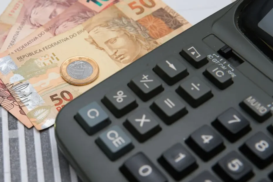 Pessoa preocupada olhando uma dívida no celular
