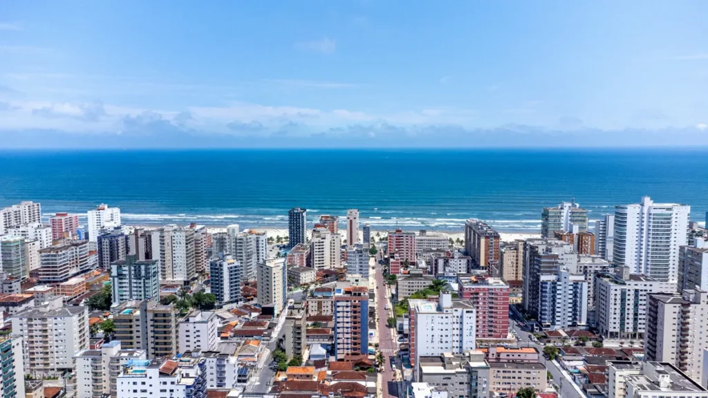 Pessoa usando um celular ou computador para pagar dívidas municipais com desconto de 50% em Praia Grande.