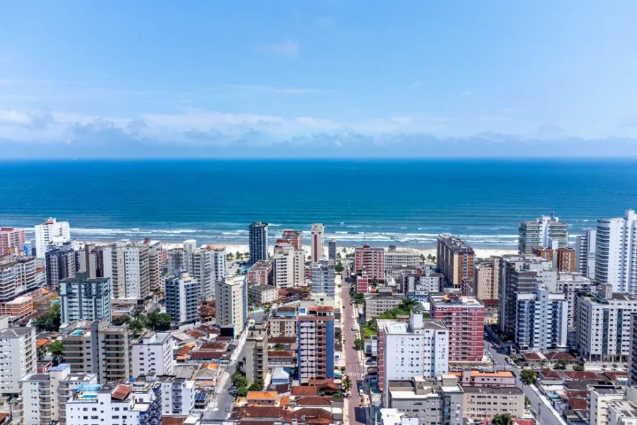 Pessoa usando um celular ou computador para pagar dívidas municipais com desconto de 50% em Praia Grande.