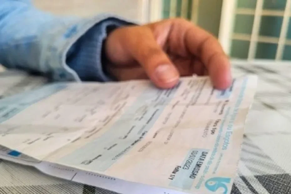 Pessoa revisando uma conta de água da Sabesp ou tela de negociação, com expressão de alívio, simbolizando a oportunidade de regularizar dívidas com desconto.