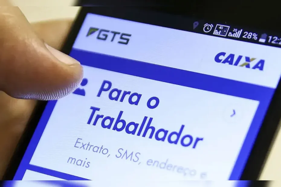Pessoa e criança olhando para o saldo do FGTS no celular