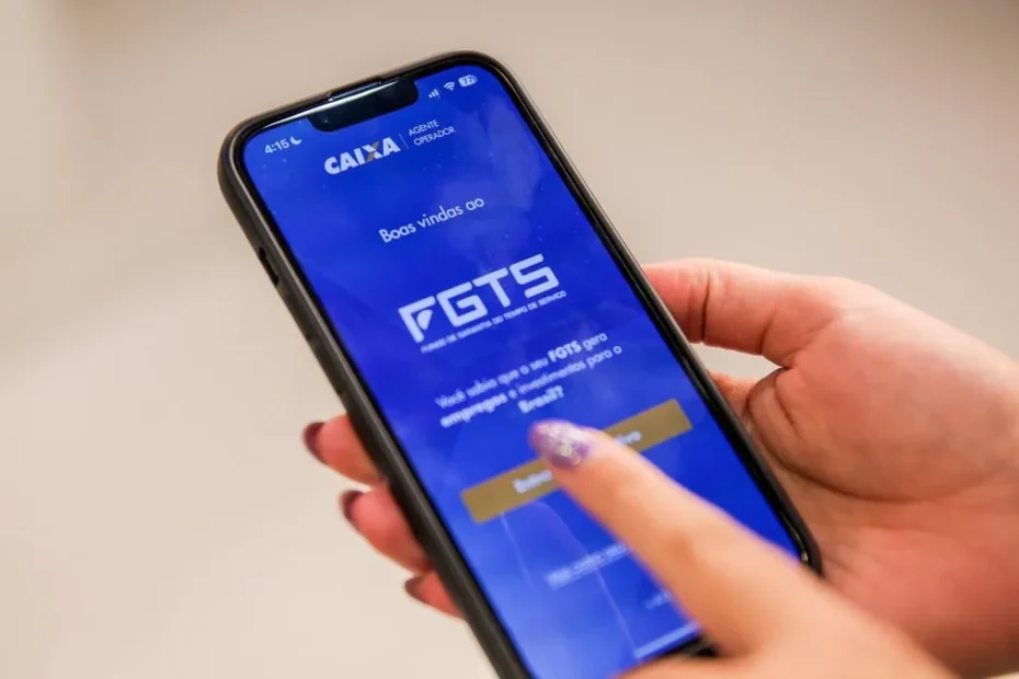 Pessoa consultando saldo do FGTS em celular com valores de lucros depositados