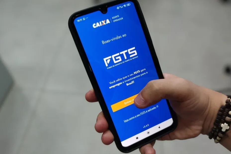 Trabalhador consultando saldo e extrato do FGTS no celular