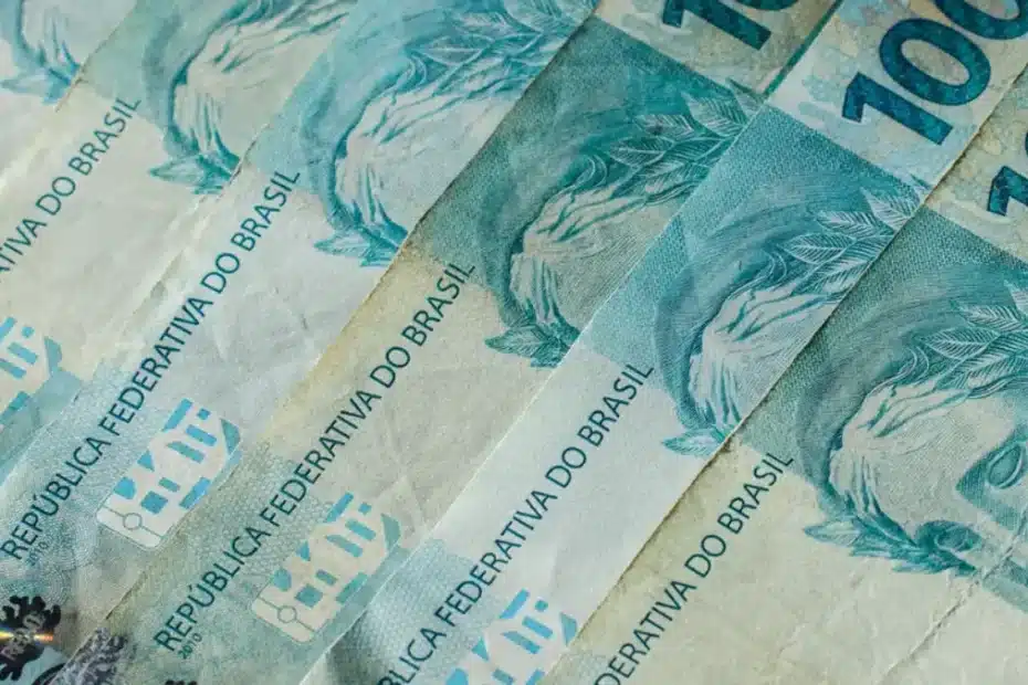 Jovem empreendedor analisando juros do Fies Empreendedor em documentos financeiros.