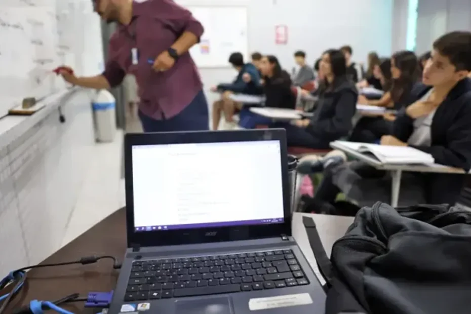 Estudante preenchendo formulário do Fies em um laptop com urgência, simbolizando o prazo final.
