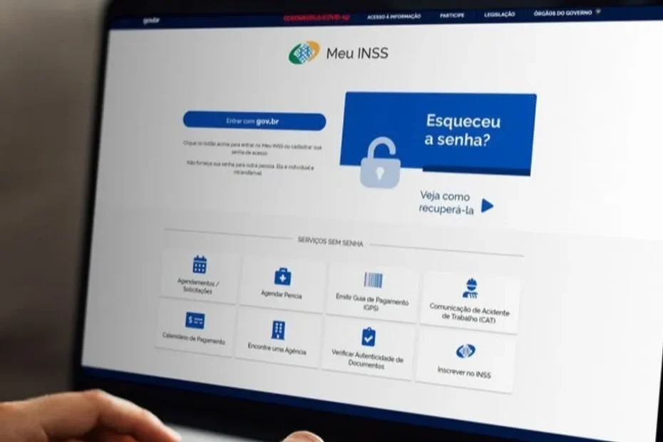 Mãos de um segurado do INSS segurando um smartphone com o aplicativo Meu INSS exibindo o status de um processo de benefício.