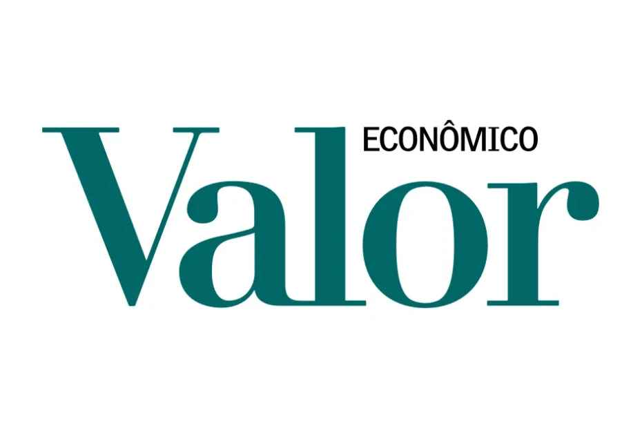 Pessoa sorrindo e interagindo com servidor do INSS, simbolizando a redução da fila de espera por benefícios.